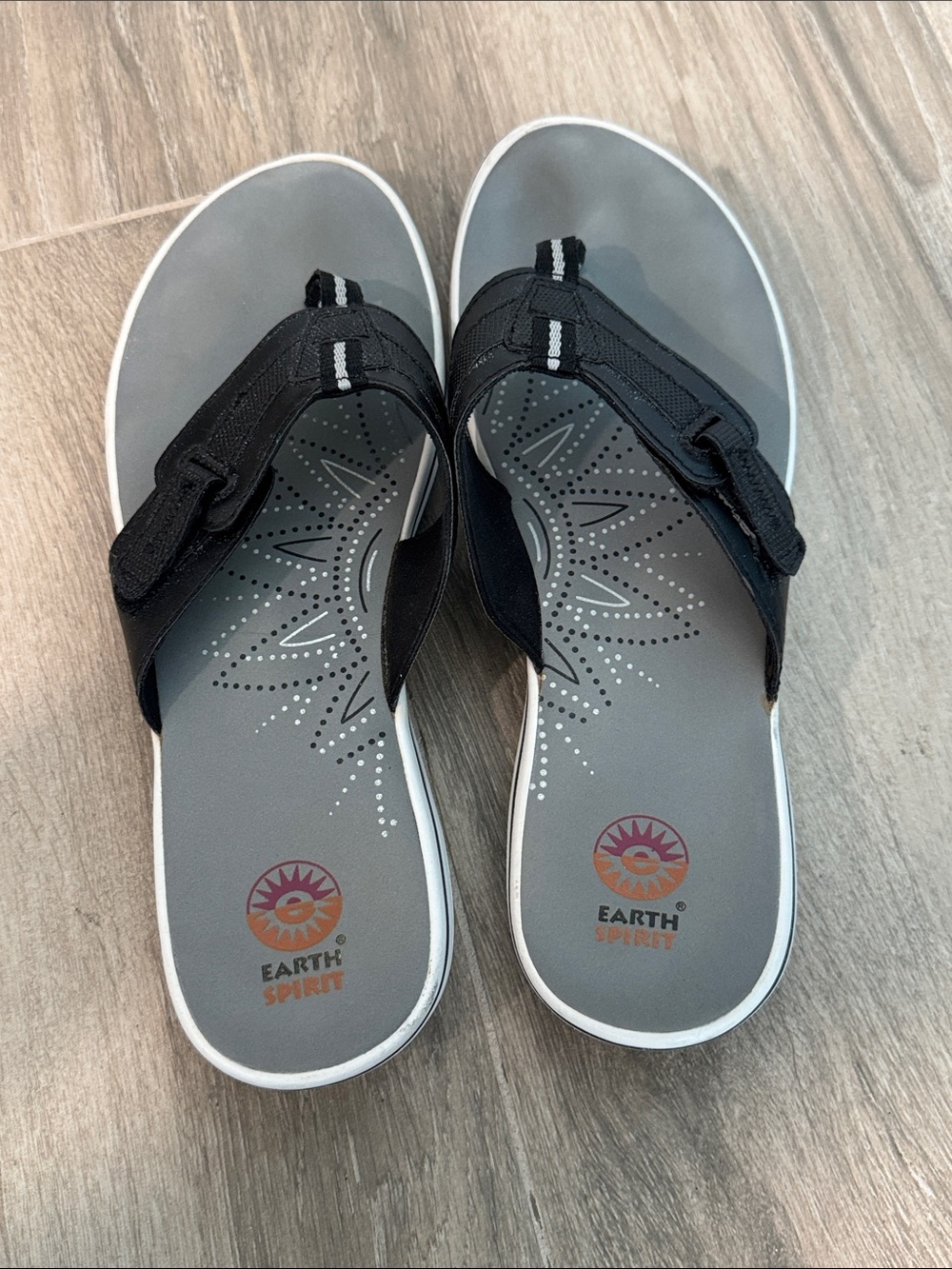 Earth Spirit Ladies Black and Gray Strappy Flip Sandals size 11